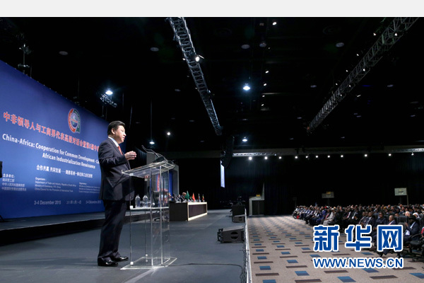 12月4日，國家主席習(xí)近平在約翰內(nèi)斯堡出席中非領(lǐng)導(dǎo)人與工商界代表高層對話會暨第五屆中非企業(yè)家大會閉幕式并發(fā)表題為《攜手共進(jìn)，譜寫中非合作新篇章》的重要講話。新華社記者 姚大偉 攝