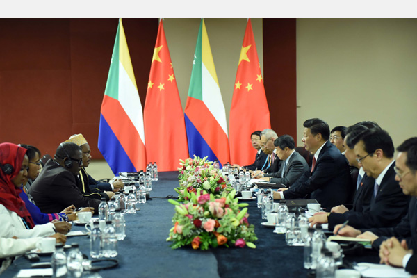 12月4日，國家主席習(xí)近平在約翰內(nèi)斯堡會(huì)見科摩羅總統(tǒng)伊基利盧。 新華社記者 張鐸 攝 

