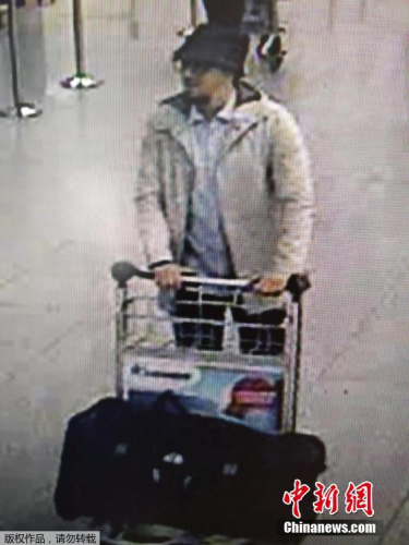 比利時聯(lián)邦警察公布一張機(jī)場監(jiān)控拍攝下的三名機(jī)場恐襲嫌疑犯的視頻截圖。