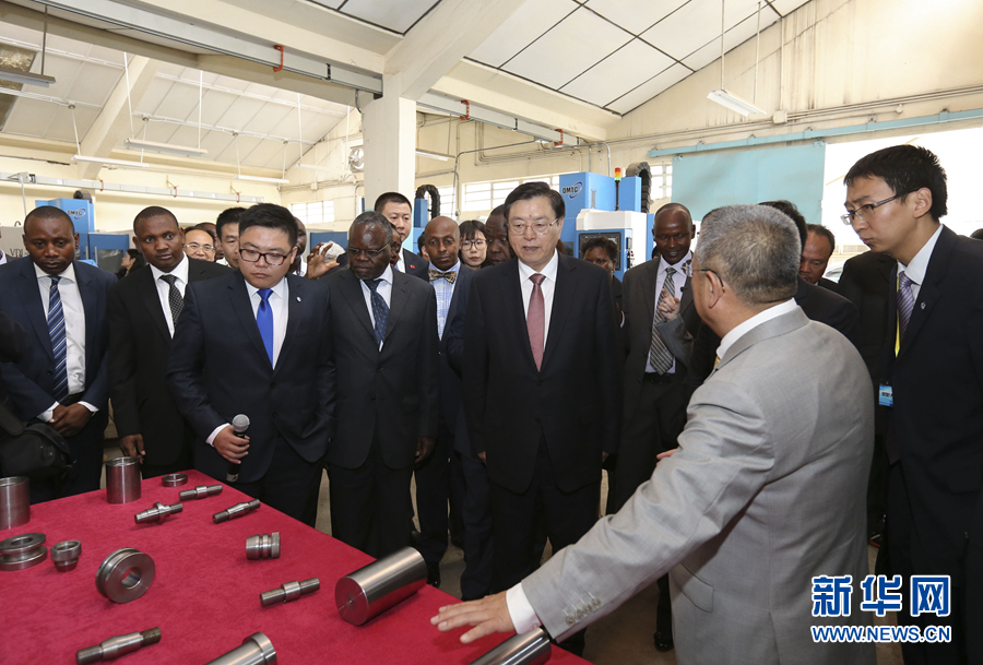 這是3月25日，張德江在肯尼亞首都內羅畢考察中肯職業(yè)教育合作示范中心。 新華社記者丁林攝
