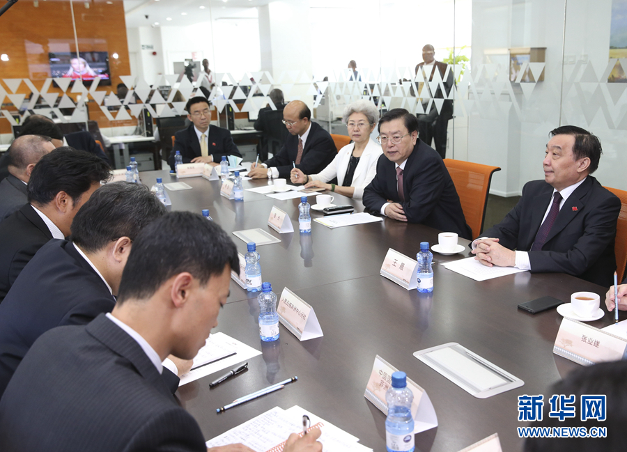 這是3月25日，張德江在肯尼亞首都內羅畢考察中央電視臺非洲分臺并接見中央媒體駐非洲機構負責人。 新華社記者馬占成攝