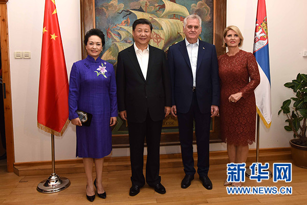 當(dāng)?shù)貢r(shí)間6月17日，國(guó)家主席習(xí)近平同塞爾維亞總統(tǒng)尼科利奇在貝爾格萊德舉行會(huì)晤。這是習(xí)近平和夫人彭麗媛同尼科利奇夫婦在和平別墅合影。新華社記者饒愛民攝