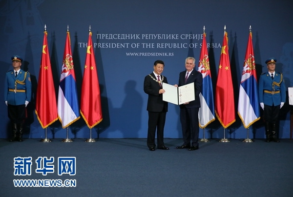 6月18日，國家主席習(xí)近平在貝爾格萊德同塞爾維亞總統(tǒng)尼科利奇舉行會談。會談后，尼科利奇向習(xí)近平授予塞爾維亞最高級別勛章&ldquo;共和國一級榮譽(yù)勛章&rdquo;，感謝習(xí)近平為中塞關(guān)系發(fā)展作出的杰出貢獻(xiàn)。新華社記者蘭紅光攝 