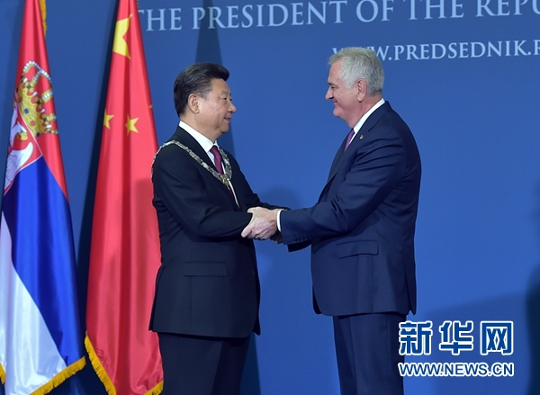 6月18日，國家主席習(xí)近平在貝爾格萊德同塞爾維亞總統(tǒng)尼科利奇舉行會談。會談后，尼科利奇向習(xí)近平授予塞爾維亞最高級別勛章&ldquo;共和國一級榮譽(yù)勛章&rdquo;，感謝習(xí)近平為中塞關(guān)系發(fā)展作出的杰出貢獻(xiàn)。新華社記者 李濤 攝 
