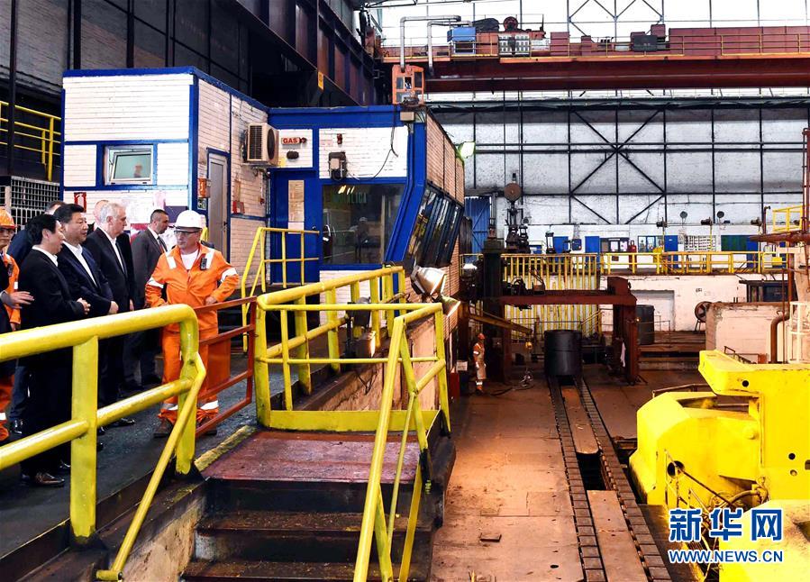 6月19日上午，國家主席習(xí)近平在貝爾格萊德參觀河鋼集團(tuán)塞爾維亞斯梅代雷沃鋼廠。 新華社記者 饒愛民 攝