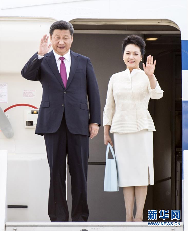 6月19日，國家主席習(xí)近平抵達(dá)華沙，開始對波蘭共和國進(jìn)行國事訪問。這是習(xí)近平和夫人彭麗媛步出艙門。 新華社記者 謝環(huán)馳 攝 