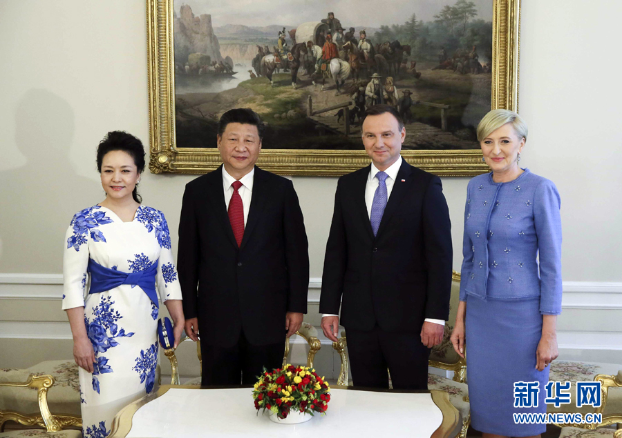 6月20日，國家主席習近平出席波蘭總統(tǒng)杜達在華沙總統(tǒng)府舉行的隆重歡迎儀式。歡迎儀式后，習近平和夫人彭麗媛同杜達和夫人阿加塔簡短寒暄。新華社記者 蘭紅光 攝