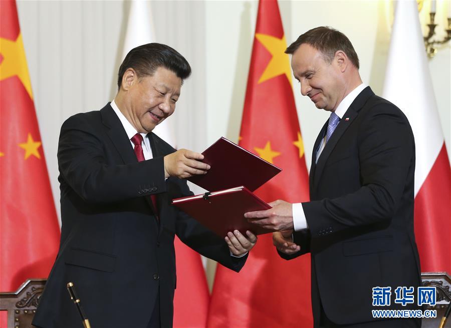 6月20日，國家主席習(xí)近平在華沙同波蘭總統(tǒng)杜達(dá)舉行會(huì)談。這是會(huì)談后，兩國元首共同簽署《中華人民共和國和波蘭共和國關(guān)于建立全面戰(zhàn)略伙伴關(guān)系的聯(lián)合聲明》。新華社記者蘭紅光攝