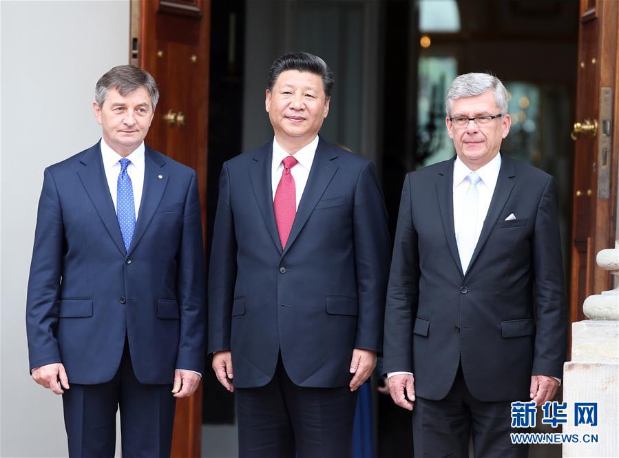 6月20日，國家主席習(xí)近平在華沙瓦津基公園水上宮殿會見波蘭參議長卡切夫斯基（右）和眾議長庫赫欽斯基。 新華社記者 姚大偉 攝  