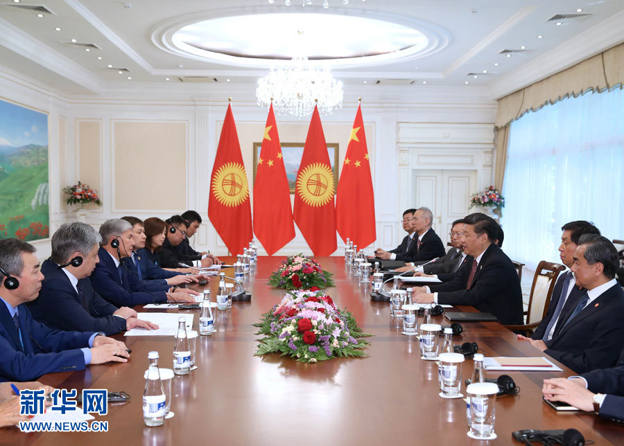 6月24日，國(guó)家主席習(xí)近平在烏茲別克斯坦塔什干會(huì)見(jiàn)吉爾吉斯斯坦總統(tǒng)阿坦巴耶夫。 新華社記者 馬占成 攝