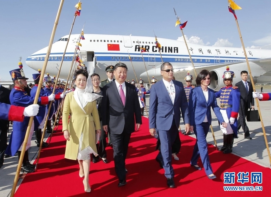 當(dāng)?shù)貢r(shí)間11月17日，國家主席習(xí)近平乘專機(jī)抵達(dá)基多，開始對(duì)厄瓜多爾共和國進(jìn)行國事訪問。厄瓜多爾總統(tǒng)科雷亞和夫人馬勒布等在機(jī)場(chǎng)熱情迎接習(xí)近平和夫人彭麗媛。新華社記者 鞠鵬 攝 