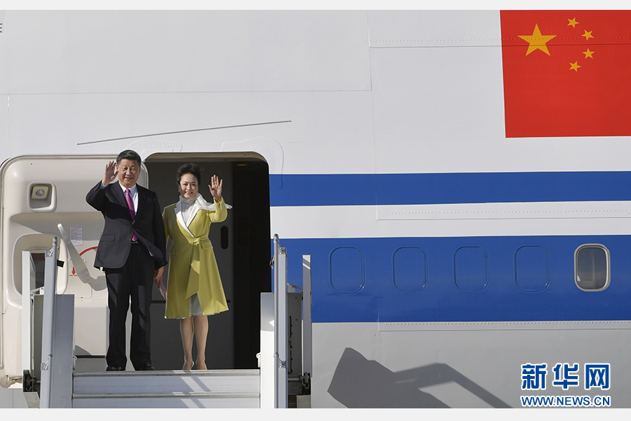 當(dāng)?shù)貢r(shí)間11月17日，國家主席習(xí)近平乘專機(jī)抵達(dá)基多，開始對(duì)厄瓜多爾共和國進(jìn)行國事訪問。這是習(xí)近平與夫人彭麗媛向歡迎人群揮手致意。新華社記者 王曄 攝 