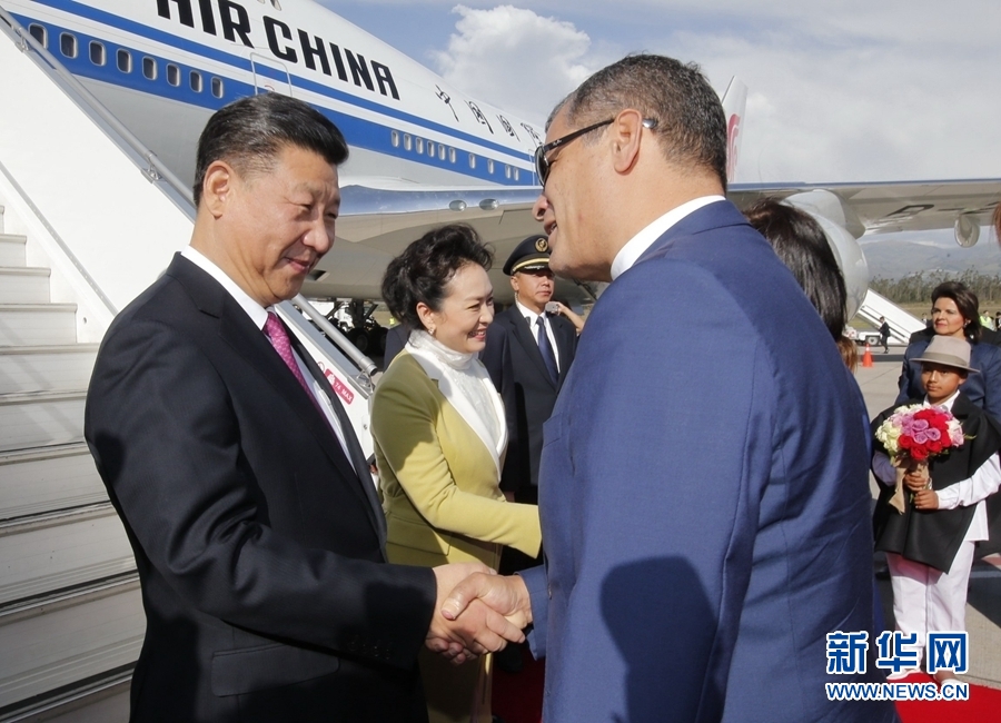 當(dāng)?shù)貢r(shí)間11月17日，國家主席習(xí)近平乘專機(jī)抵達(dá)基多，開始對(duì)厄瓜多爾共和國進(jìn)行國事訪問。厄瓜多爾總統(tǒng)科雷亞和夫人馬勒布等在舷梯旁熱情迎接習(xí)近平和夫人彭麗媛。新華社記者 鞠鵬 攝