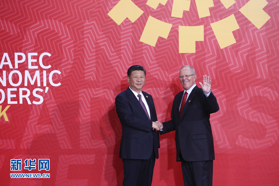 11月20日，亞太經合組織第二十四次領導人非正式會議在秘魯利馬舉行。國家主席習近平出席并發(fā)表題為《面向未來開拓進取促進亞太發(fā)展繁榮》的重要講話。這是會議開始前，習近平受到秘魯總統(tǒng)庫琴斯基的熱情迎接。 新華社記者 龐興雷 攝