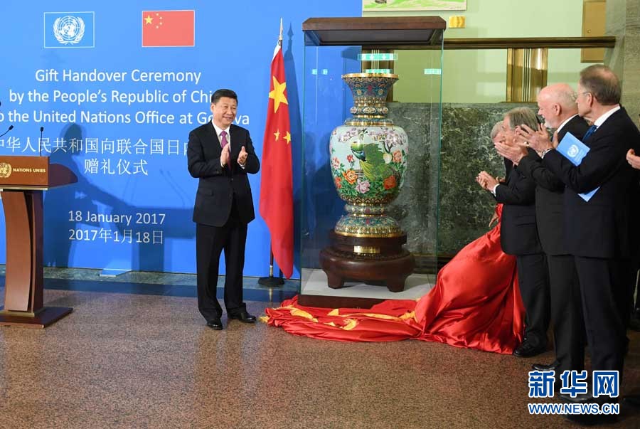 1月18日，國家主席習(xí)近平在瑞士日內(nèi)瓦萬國宮出席“共商共筑人類命運(yùn)共同體”高級別會議，并發(fā)表題為《共同構(gòu)建人類命運(yùn)共同體》的主旨演講。這是會議結(jié)束后，習(xí)近平出席中國向聯(lián)合國日內(nèi)瓦總部贈禮儀式。新華社記者 張鐸 攝