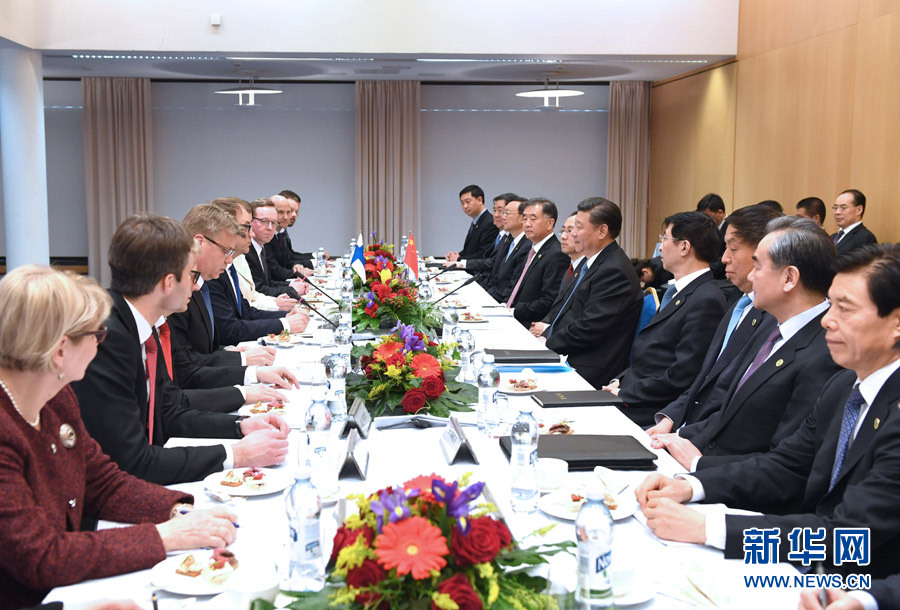 4月5日，國(guó)家主席習(xí)近平在赫爾辛基會(huì)見(jiàn)芬蘭總理西比萊。 新華社記者饒愛(ài)民 攝 