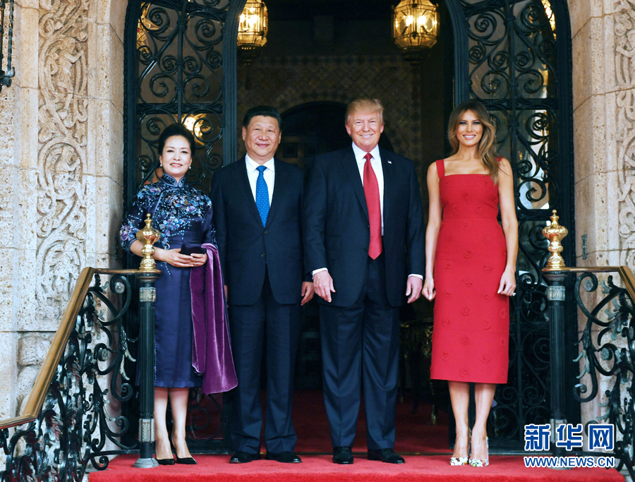 當(dāng)?shù)貢r(shí)間4月6日，國(guó)家主席習(xí)近平在美國(guó)佛羅里達(dá)州海湖莊園同美國(guó)總統(tǒng)特朗普舉行中美元首會(huì)晤。這是習(xí)近平和夫人彭麗媛同特朗普和夫人梅拉尼婭合影留念。新華社記者 饒愛民 攝 