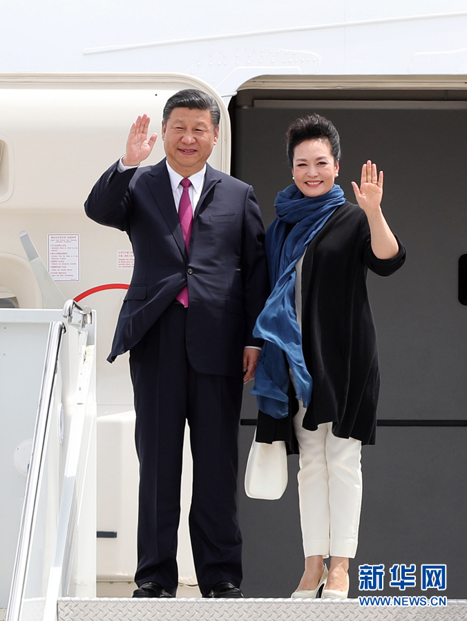 4月6日，國家主席習(xí)近平乘專機抵達美國佛羅里達州，將在海湖莊園同美國總統(tǒng)特朗普舉行中美元首會晤。這是習(xí)近平和夫人彭麗媛步出機艙。新華社記者 劉衛(wèi)兵 攝 