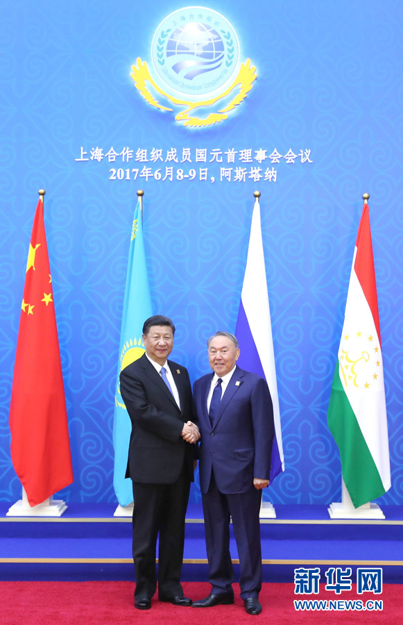 6月9日，國家主席習(xí)近平在哈薩克斯坦首都阿斯塔納出席上海合作組織成員國元首理事會第十七次會議并發(fā)表重要講話。這是習(xí)近平出席會議時，受到哈薩克斯坦總統(tǒng)納扎爾巴耶夫的熱情迎接。新華社記者 馬占成 攝