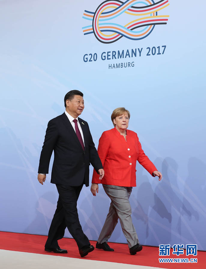 7月7日，二十國集團(tuán)領(lǐng)導(dǎo)人第十二次峰會在德國漢堡舉行。國家主席習(xí)近平出席并發(fā)表題為《堅(jiān)持開放包容　推動聯(lián)動增長》的重要講話。這是峰會開始前，習(xí)近平受到德國總理默克爾迎接。新華社記者 劉衛(wèi)兵 攝 