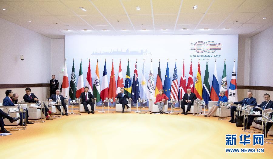 7月7日，二十國集團(tuán)領(lǐng)導(dǎo)人第十二次峰會在德國漢堡舉行。國家主席習(xí)近平出席并發(fā)表題為《堅(jiān)持開放包容　推動聯(lián)動增長》的重要講話。這是峰會前，習(xí)近平出席二十國集團(tuán)峰會領(lǐng)導(dǎo)人座談會。新華社記者 李學(xué)仁 攝 