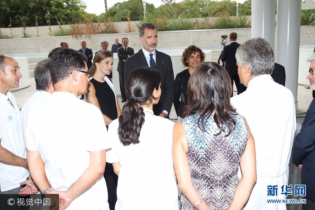 當(dāng)?shù)貢r(shí)間2017年8月19日，西班牙巴塞羅那，西班牙國(guó)王菲利普六世和萊蒂齊亞王后探望巴塞羅那恐襲案?jìng)摺?**_***BARCELONA, SPAIN - AUGUST 19:  In this handout photo provided by Casa de S.M. el Rey de Espana, King Felipe VI of Spain and Queen Letizia of Spain meets with medical staff as they arrive to visit last Thursday's terrorist attack victims at the Hospital de la Santa Creu i Sant Pau on August 19, 2017 in Barcelona, Spain. Thirteen people were killed and dozens injured in the Las Ramblas area of Barcelona when a van hit crowds on August 17.  (Photo by Casa de S.M. el Rey de Espana via Getty Images)