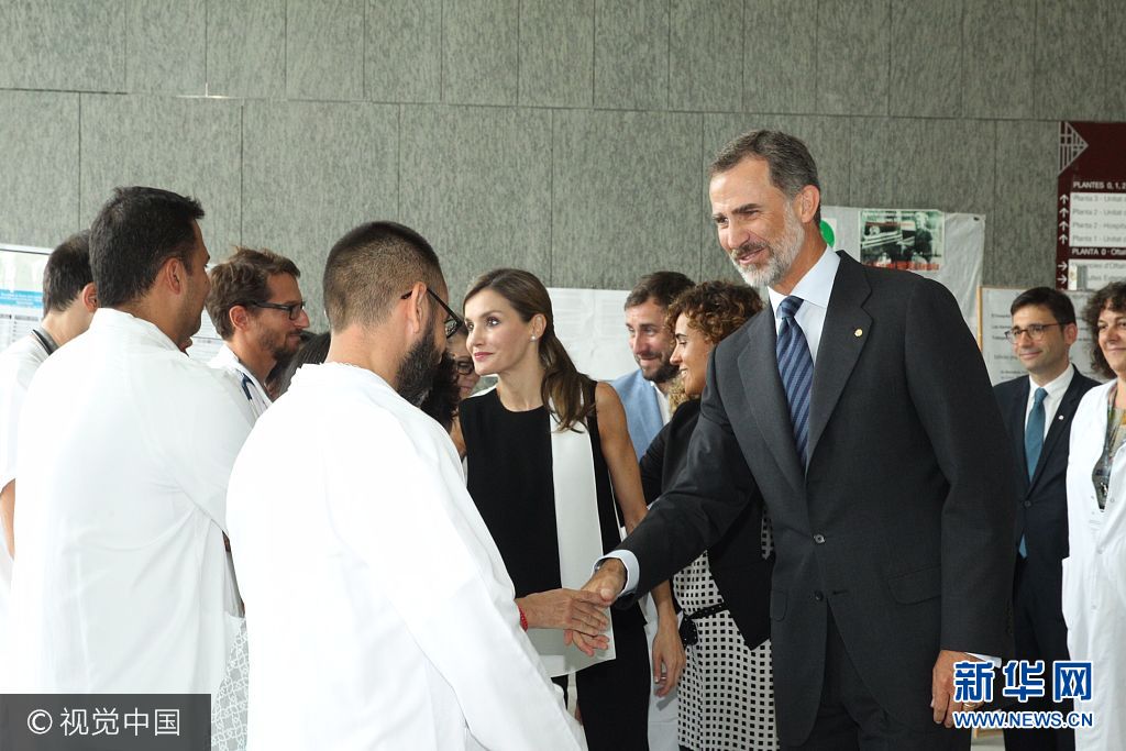 當?shù)貢r間2017年8月19日，西班牙巴塞羅那，西班牙國王菲利普六世和萊蒂齊亞王后探望巴塞羅那恐襲案傷者。***_***BARCELONA, SPAIN - AUGUST 19:  In this handout photo provided by Casa de S.M. el Rey de Espana, King Felipe VI of Spain and Queen Letizia of Spain meets with medical staff as they arrive to visit last Thursday's terrorist attack victims at the Hospital de la Santa Creu i Sant Pau on August 19, 2017 in Barcelona, Spain. Thirteen people were killed and dozens injured in the Las Ramblas area of Barcelona when a van hit crowds on August 17.  (Photo by Casa de S.M. el Rey de Espana via Getty Images)