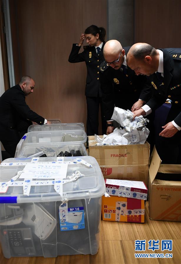 (國際·圖文互動)(2)中西警方共同舉行“長城行動”證據(jù)移交儀式