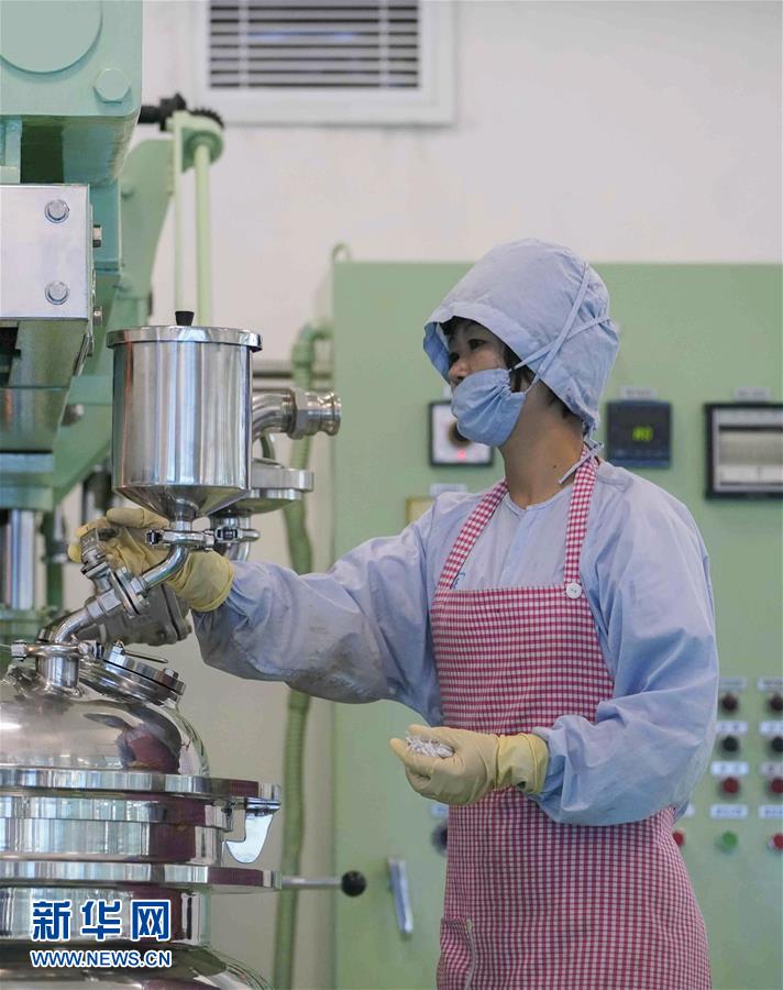 （圖文互動(dòng)）&ldquo;銀河&rdquo;飄香進(jìn)萬(wàn)家&mdash;&mdash;平壤化妝品廠走訪記