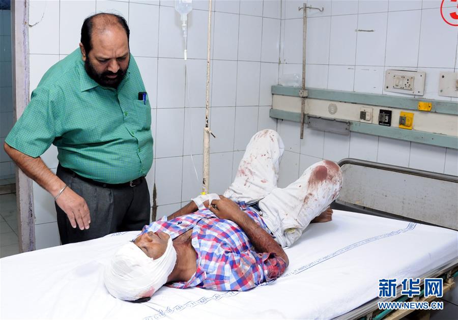 (國際)(2)印度發(fā)生列車撞人事故 造成至少50人喪生