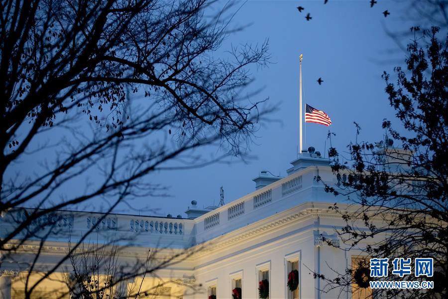 （國(guó)際&middot;一周看天下）降旗志哀