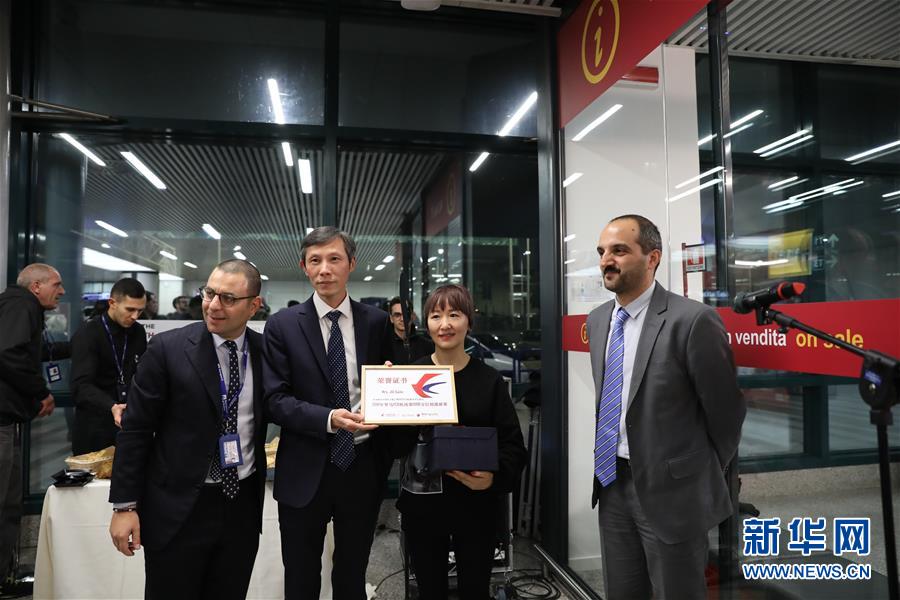 （國際&middot;圖文互動）中國女游客成為羅馬菲烏米奇諾機(jī)場今年第1500萬位到港旅客