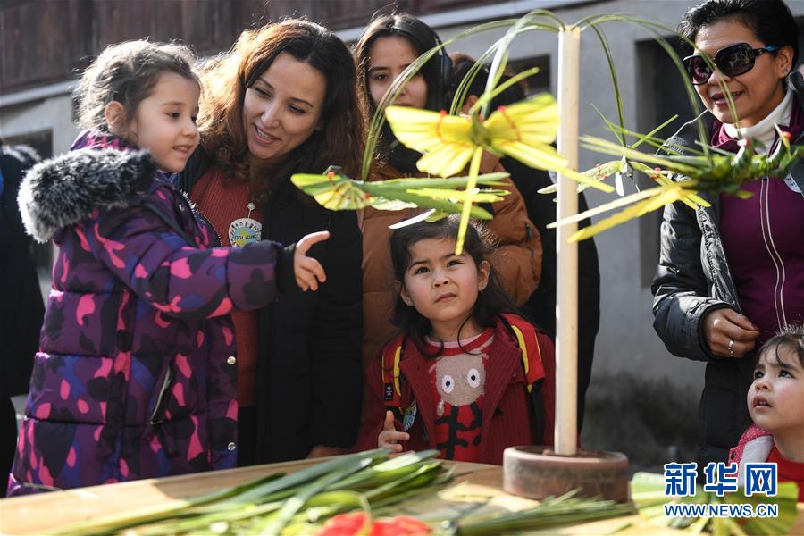 （社會(huì)）（1）外國(guó)友人在中國(guó)鄉(xiāng)村體驗(yàn)民俗