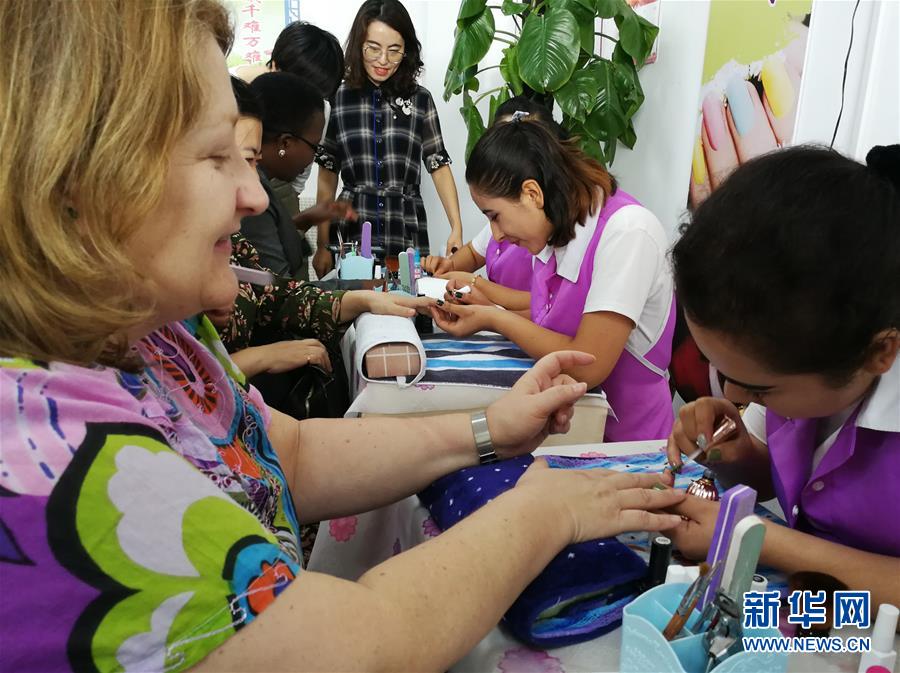 (圖文互動)(4)8國常駐日內(nèi)瓦外交官參訪新疆積極評價經(jīng)濟(jì)社會發(fā)展及去極端化舉措