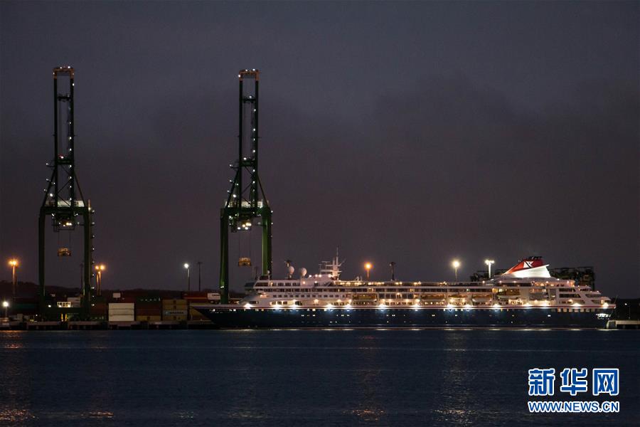 (國(guó)際疫情)(1)發(fā)生新冠肺炎疫情的“布雷馬”號(hào)郵輪抵達(dá)古巴港口