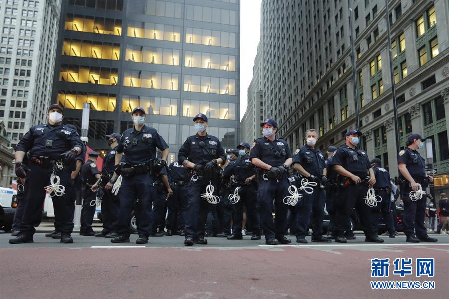 （國(guó)際）（5）美國(guó)警察執(zhí)法動(dòng)作不當(dāng)致一名非裔男子死亡 引發(fā)大規(guī)?？棺h