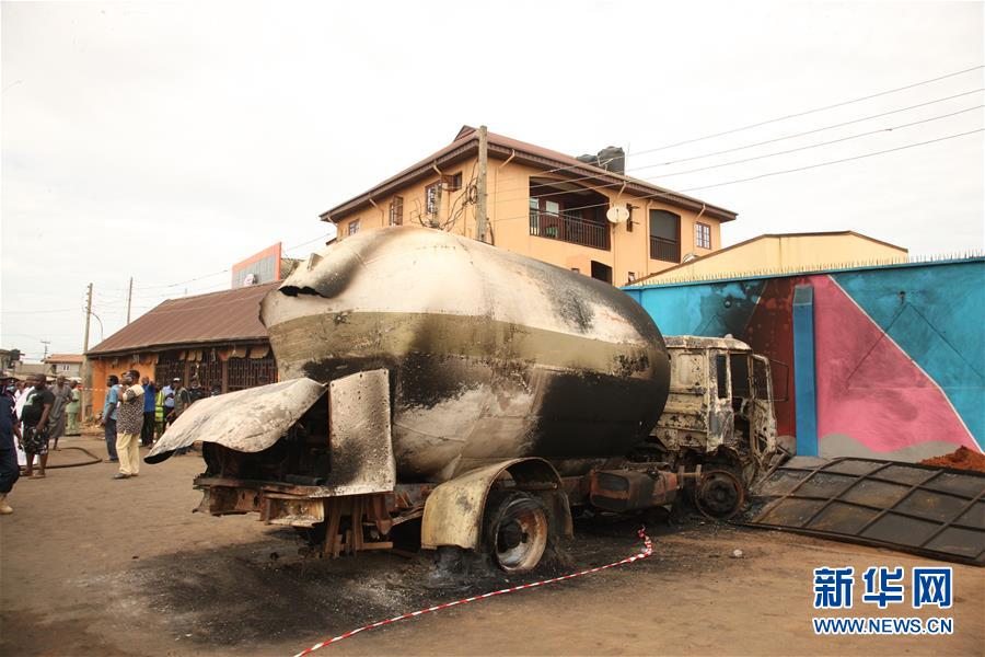 (國際·圖文互動)(7)尼日利亞南部一燃?xì)庹颈ㄖ轮辽?人死亡