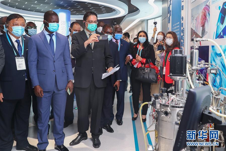 (圖文互動)(1)“中國承諾從不落空”——記非洲使節(jié)參觀國藥集團了解新冠疫苗研發(fā)