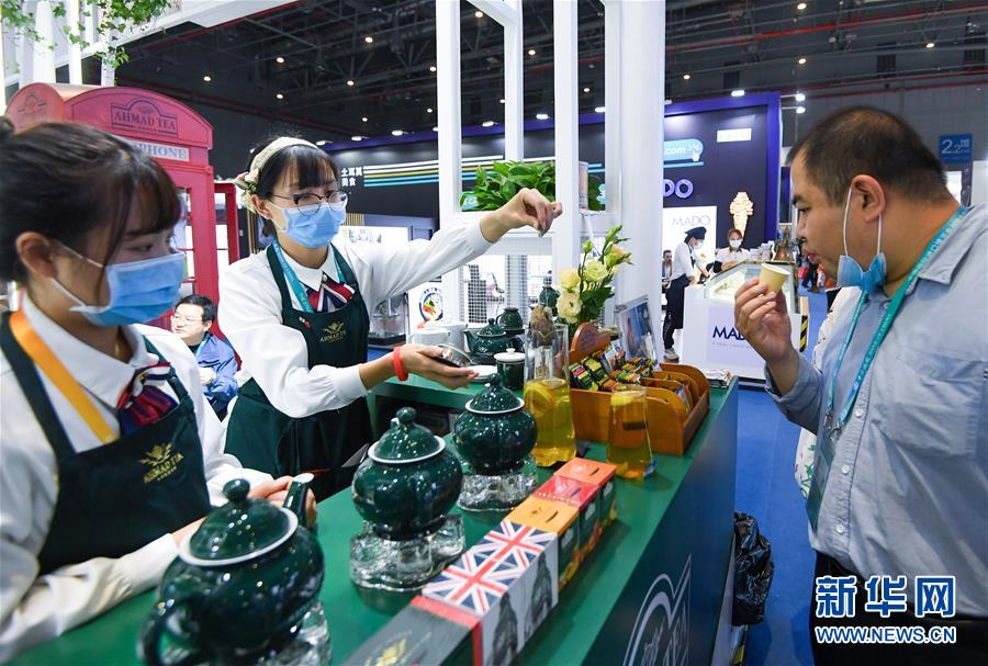 (第三屆進(jìn)博會·圖文互動)(2)全球“寶藏級”美食薈萃——進(jìn)博會食品及農(nóng)產(chǎn)品館遍藏世間珍饈