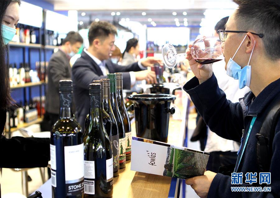 (第三屆進(jìn)博會·圖文互動)(11)全球“寶藏級”美食薈萃——進(jìn)博會食品及農(nóng)產(chǎn)品館遍藏世間珍饈