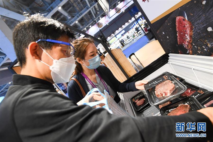 (第三屆進(jìn)博會·圖文互動)(6)全球“寶藏級”美食薈萃——進(jìn)博會食品及農(nóng)產(chǎn)品館遍藏世間珍饈