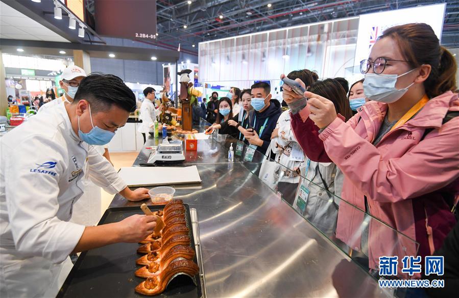 (第三屆進(jìn)博會·圖文互動)(7)全球“寶藏級”美食薈萃——進(jìn)博會食品及農(nóng)產(chǎn)品館遍藏世間珍饈