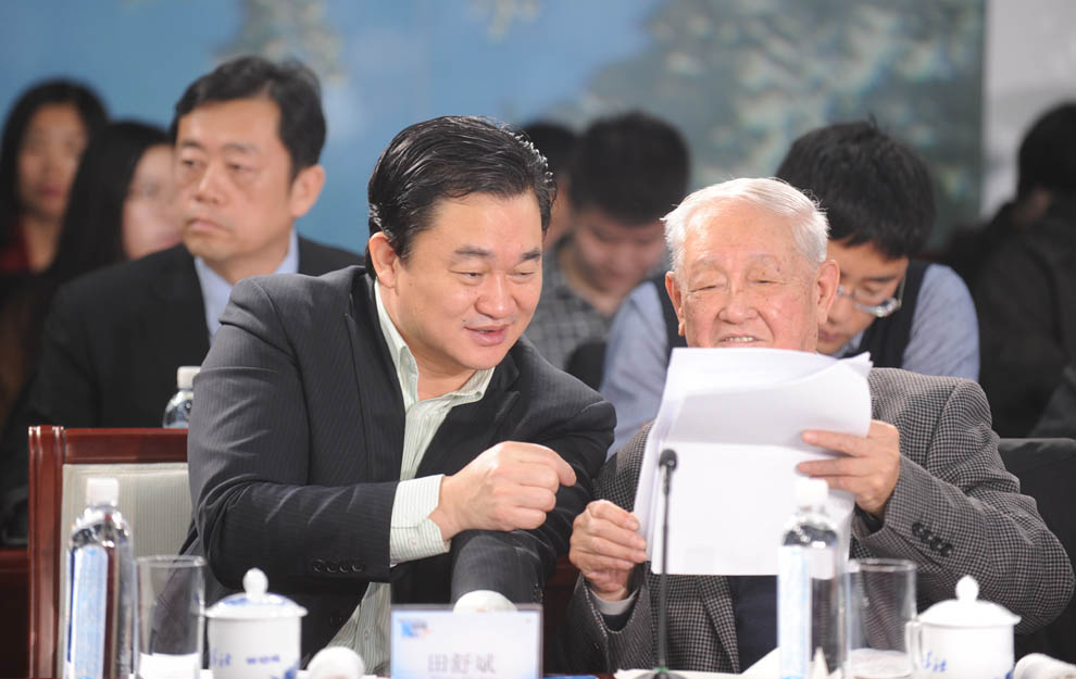 新華網(wǎng)董事長(zhǎng)、總裁田舒斌與軍事科學(xué)院原副院長(zhǎng)糜振玉在現(xiàn)場(chǎng)交流