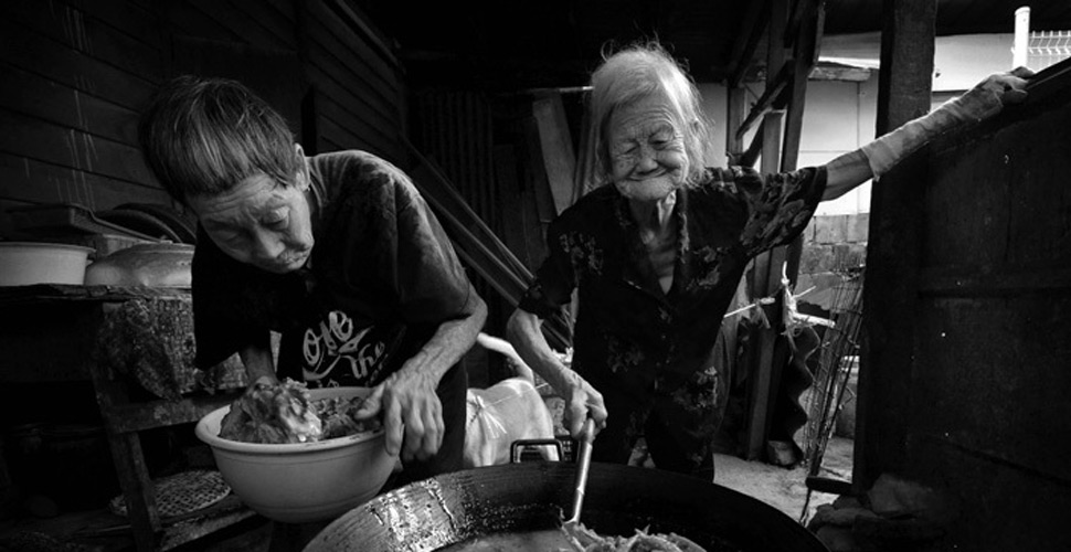 世界媒體峰會全球新聞獎(jiǎng)獲獎(jiǎng)?wù)掌澈蟮墓适? /></a></td>
</tr>
<tr>
<td height=