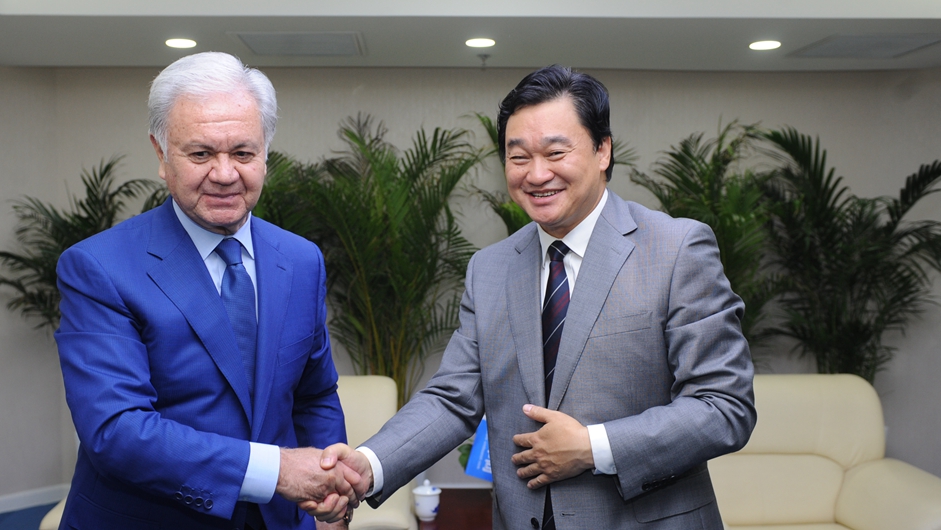 新華網(wǎng)董事長、總裁田舒斌與上海合作組織秘書長阿利莫夫親切握手