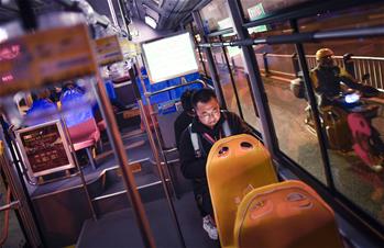 夜深了，他們還沒睡